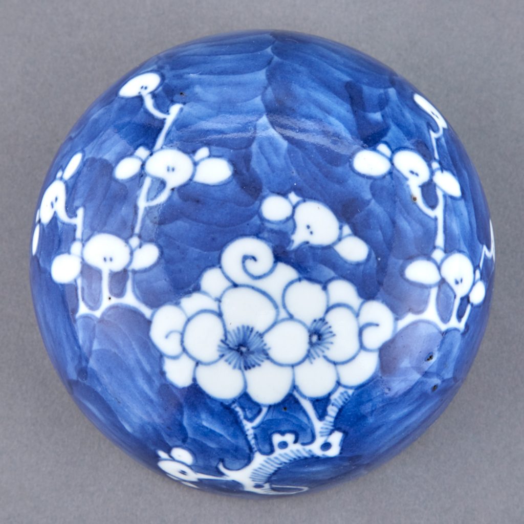 亚洲工艺精品 拍卖信息 Lot 158 Two Similar Chinese Blue and White Glazed Porcelain 'Prunus' Ginger Jars, 19th Century