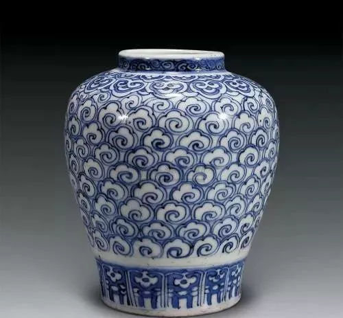 最早采用如意云纹作为装饰的应属江西延佑六年墓出土的青花塔形盖瓷瓶