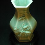 清 雍正 冬青釉 堆白拱花鹤草纹六方瓶 - Image 7