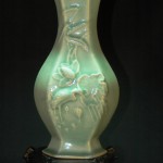 清 雍正 冬青釉 堆白拱花鹤草纹六方瓶 - Image 6