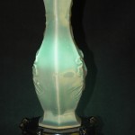 清 雍正 冬青釉 堆白拱花鹤草纹六方瓶 - Image 5