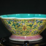 清 嘉庆 粉彩绿釉 缠枝莲寿字纹倭角葵口碗 - Image 2