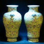 大清乾隆 黄地粉彩枝莲狮缠耳掐腰敞口瓶  （对） - Image 2