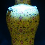 大清乾隆 黄地粉彩枝莲狮缠耳掐腰敞口瓶  （对） - Image 20