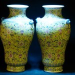 大清乾隆 黄地粉彩枝莲狮缠耳掐腰敞口瓶  （对） - Image 14