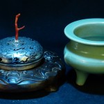 南宋 青釉出筋鬲式三足香炉/香薰 镂空蝙蝠如意寿字银盖 - Image 6