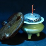 南宋 青釉出筋鬲式三足香炉/香薰 镂空蝙蝠如意寿字银盖 - Image 5