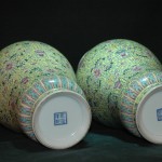 大清乾隆 黄地粉彩枝莲狮缠耳掐腰敞口瓶  （对） - Image 5