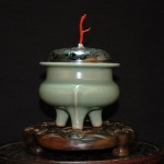 南宋 青釉出筋鬲式三足香炉/香薰 镂空蝙蝠如意寿字银盖 - Image 31