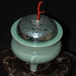 南宋 青釉出筋鬲式三足香炉/香薰 镂空蝙蝠如意寿字银盖 - Image 29