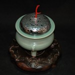 南宋 青釉出筋鬲式三足香炉/香薰 镂空蝙蝠如意寿字银盖 - Image 28