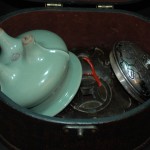 南宋 青釉出筋鬲式三足香炉/香薰 镂空蝙蝠如意寿字银盖 - Image 17