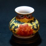 (仿品) 康熙款 珐琅彩缠枝牡丹纹小樽 - Image 3