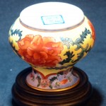 (仿品) 康熙款 珐琅彩缠枝牡丹纹小樽 - Image 12