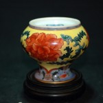 (仿品) 康熙款 珐琅彩缠枝牡丹纹小樽 - Image 6