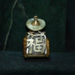 金福字包猫眼石雕人物项坠 - Image 4
