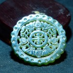 镂空雕双蝠万字纹碧玉牌 - Image 3