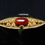 镶宝金缧丝胸牌