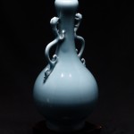 大清康熙款 天蓝釉双螭龙耳蒜头瓶 - Image 18