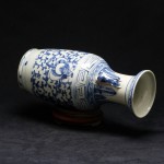 青花素描缠枝莲双喜狮耳盘口瓶 - Image 5