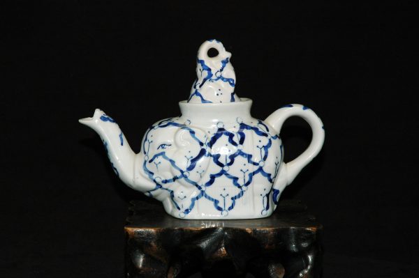 青花象形象钮茶壶