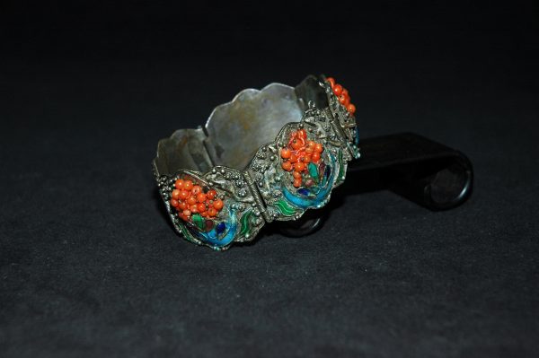 珊瑚珠珐琅彩镂雕银手链