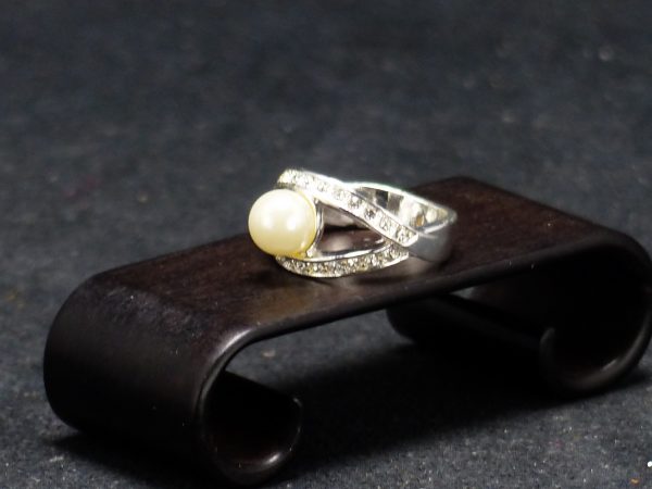 镶珍珠碎钻戒指