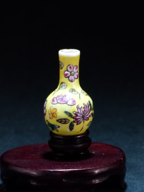 珐琅彩黄釉花卉纹小瓷瓶