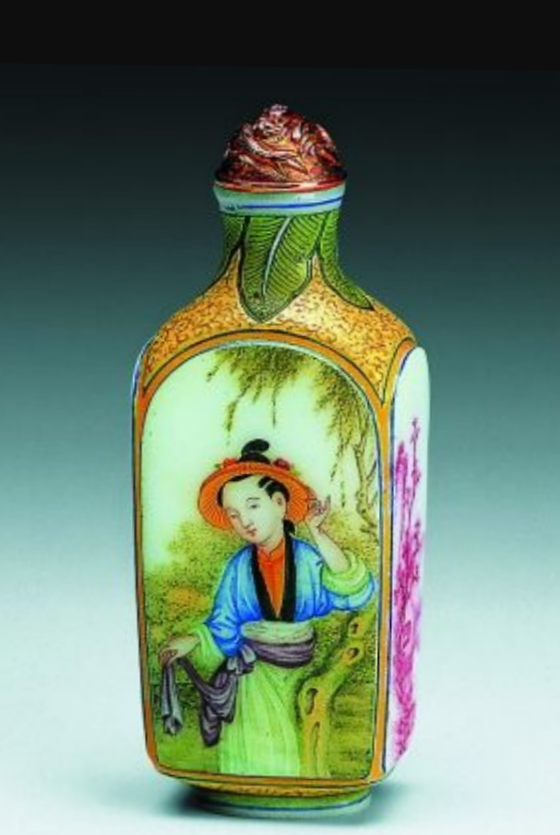 清乾隆款料胎珐琅彩人物图鼻烟壶