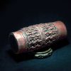 前哥伦比亚时期 玛雅风格 刻人物图腾纹 红陶筒瓶 Maya Polychrome Cacao Vase - Image 6