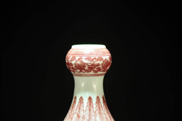 大清乾隆款 釉里红缠枝莲蒜头瓶