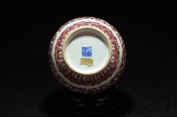 大清乾隆款 釉里红缠枝莲蒜头瓶