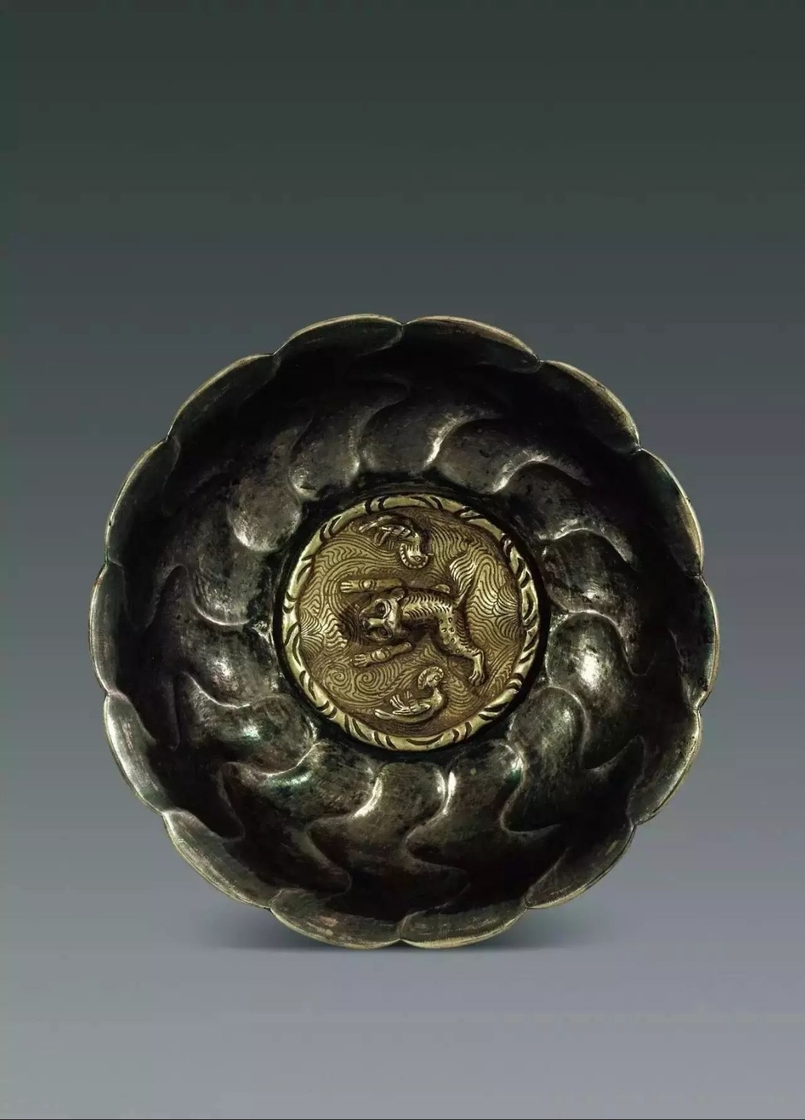 鎏金海兽水波纹银碗