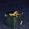 錾丝带结金胸针