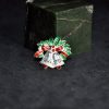 镶红宝石双铃银胸针