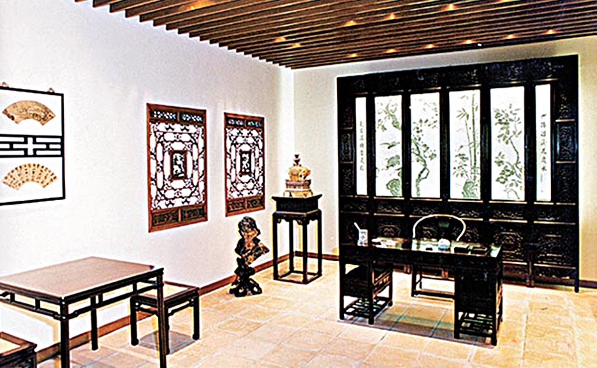 徐展堂向香港大學捐贈 30多件珍藏，包括清朝家具。　港大提供圖片