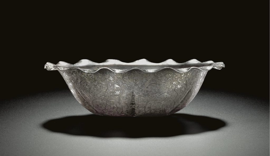 图1-185 凯波缠枝紋圜底银碗  苏富比拍品： 48 A FINE AND RARE LOBED SILVER BOWL TANG DYNASTY, 8TH CENTURY 估價 40,000 - 60,000 GBP