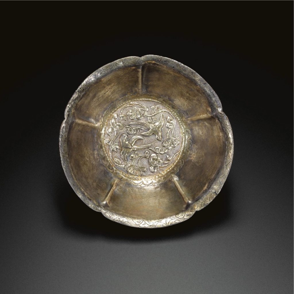 苏富比拍品： A LOBED PARCEL-GILT SILVER BOWL TANG DYNASTY, 8TH/9TH CENTURY Estimate 6,000 - 8,000 GBP