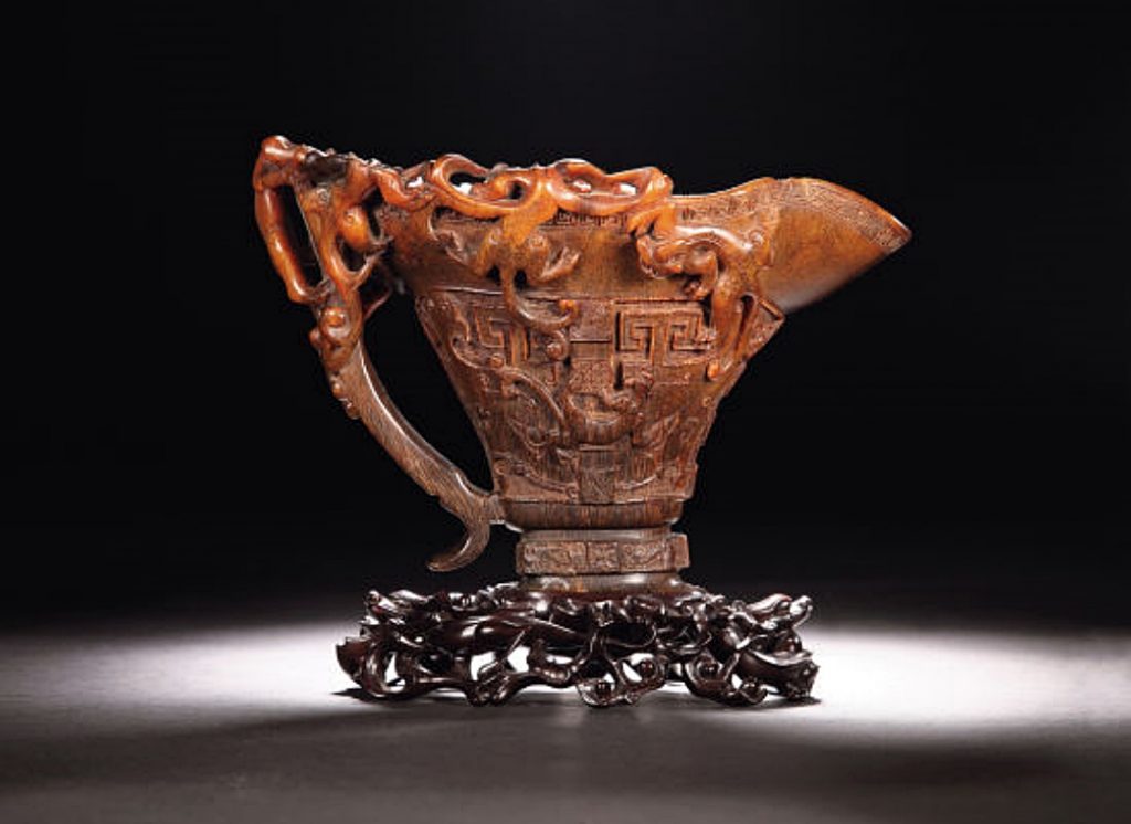 清乾隆“犀角雕饕餮紋螭龍大杯”以634萬元成交