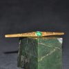 镶宝石金胸针