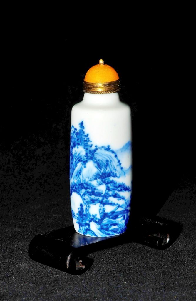 清乾隆 青花 山水居士纹 鼻烟壶