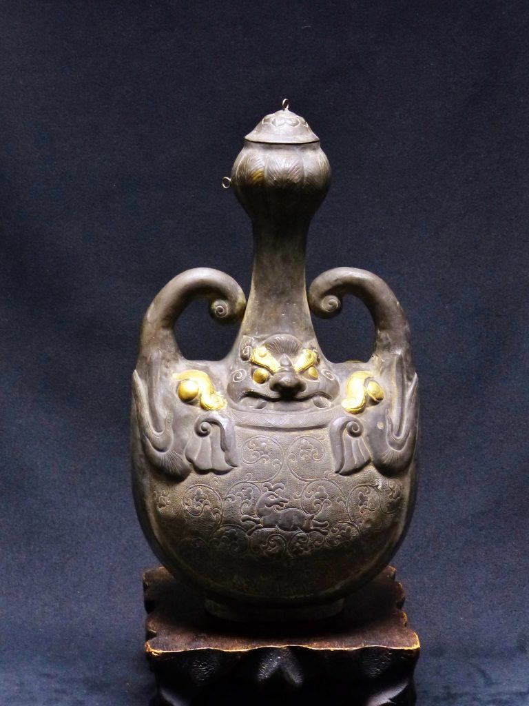 隋 铜瑬金 錾鹿纹 獸首双象耳 蒜头口银壶/抱月瓶、皮囊壶