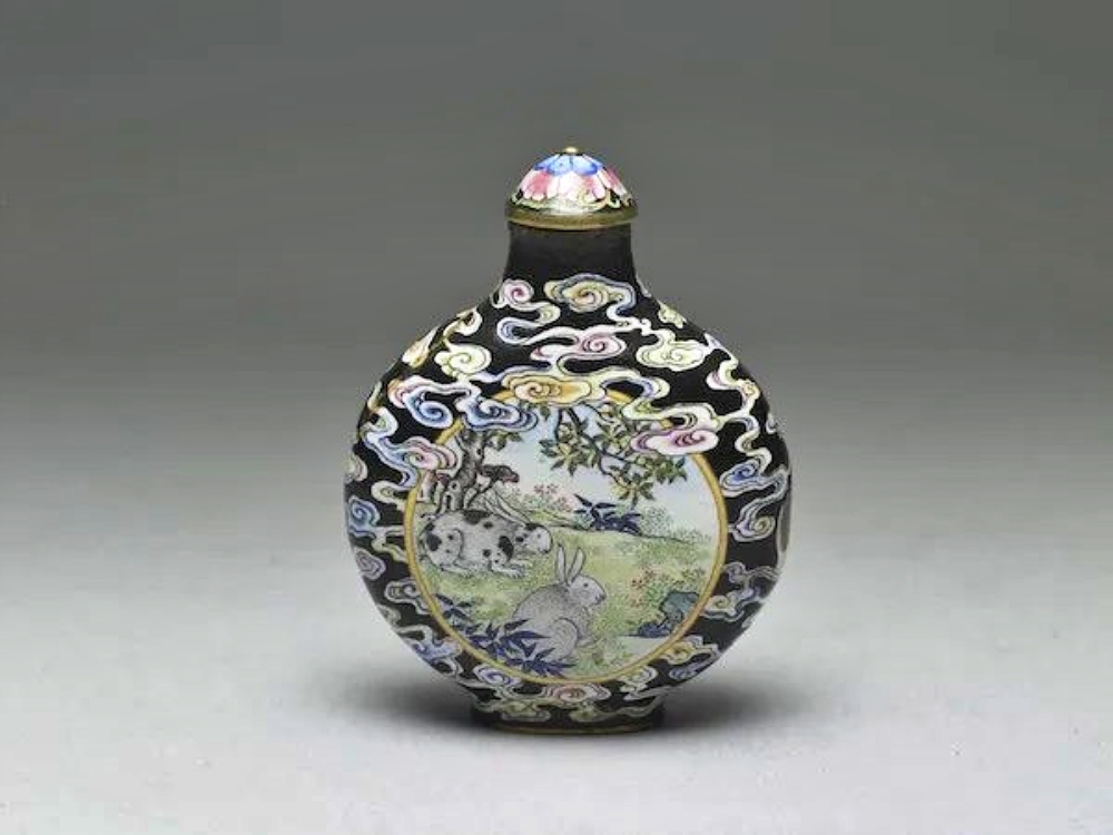 清 雍正 铜胎画珐琅黑地五彩流云玉兔秋香鼻烟壶 